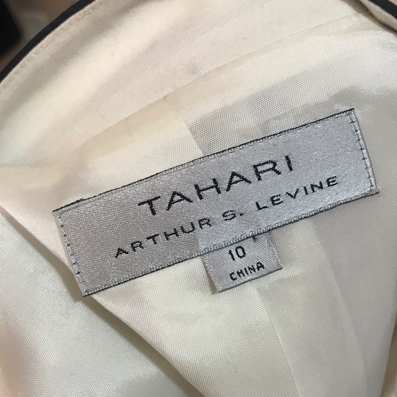 TAHARI WHITE BLAZER BLACK TRIM UPTURNED COLLAR - Picture 5 of 6